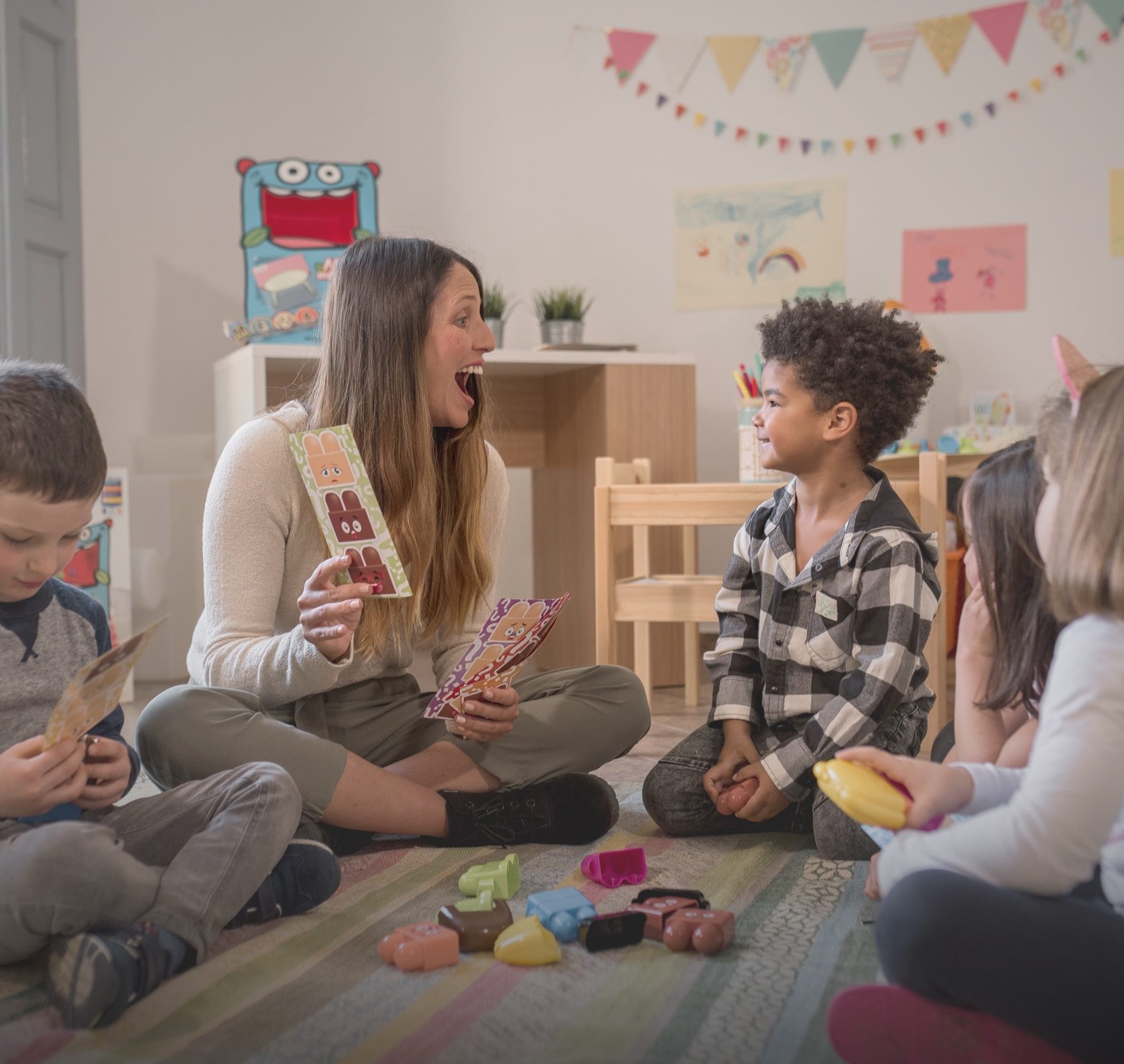 Profesora y niños jugando